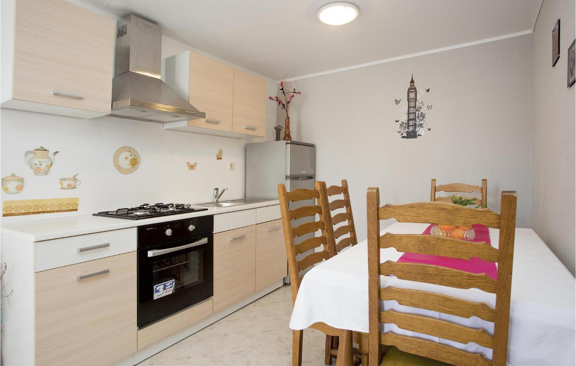 Lägenhet Amazing Apartment In Rijeka With Wifi